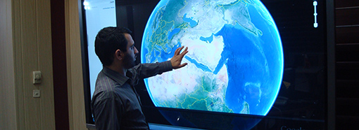 نمایشگر لمسی 84 اینچی کاواک مجمع تشخیص مصلحت نظام
