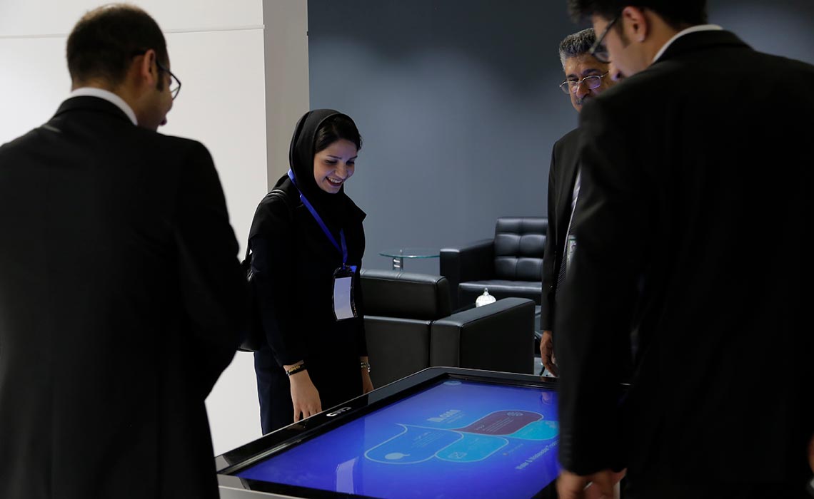 بازدید وزیر نیرو از غرفه شرکت موجانو کاربرد میز لمسی 55 اینچی کاواک در غرفه نمایشگاهی