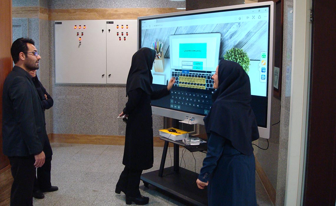نمایشگر لمسی 86 اینچی (آل این وان) کاواک در دانشکده علوم اجتماعی و اقتصادی دانشگاه الزهرا