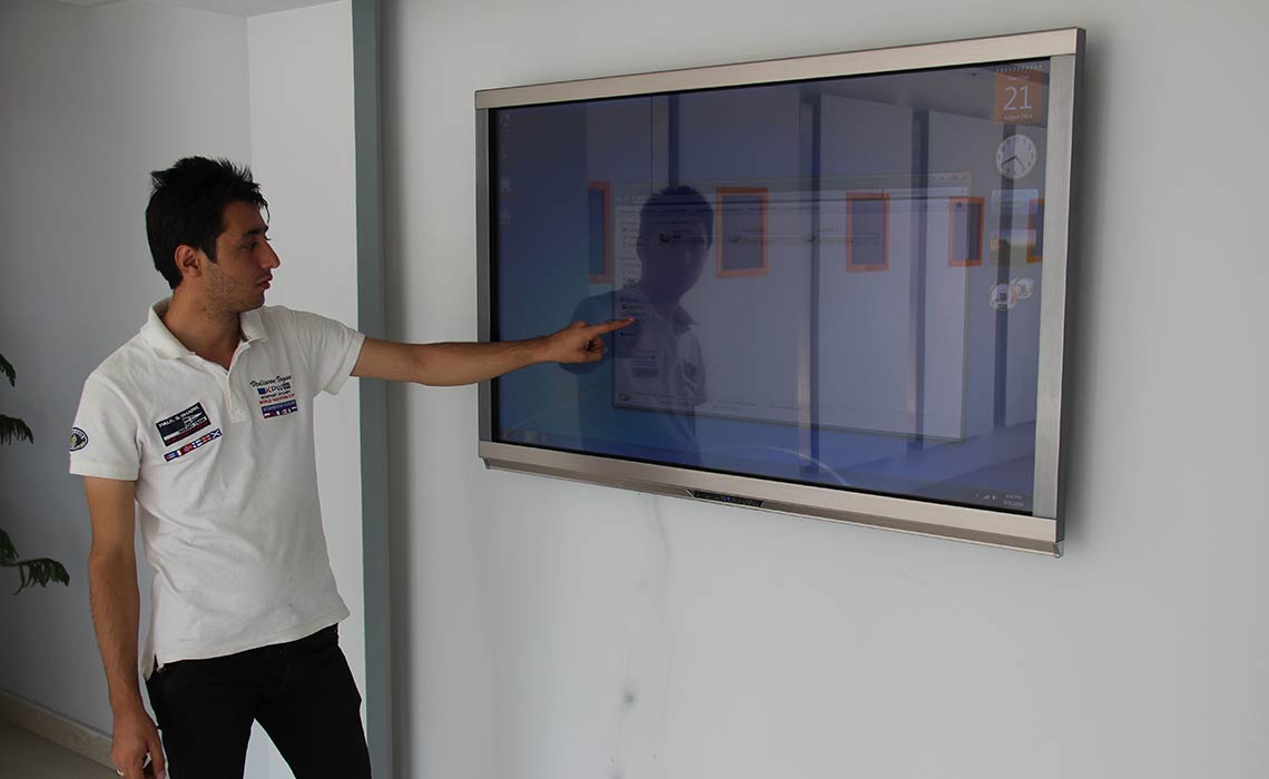 کامپیوتر لمسی آل این وان 55 اینچب کاواک در بنیاد ملی نخبگان
