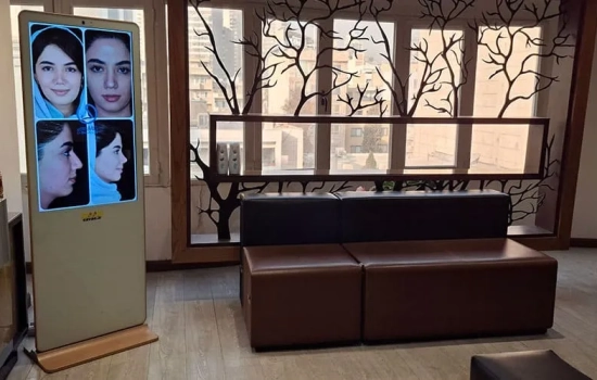 مدیریت هوشمند زمان انتظار با کاواک: مطب دکتر قارونی با استند لمسی، توقف بیماران را به فرصتی مؤثر تبدیل کرد.