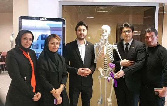 همکاری کاواک و مرجعیت علمی: تسهیل دسترسی به دانش با استند و میزهای لمسی هوشمند