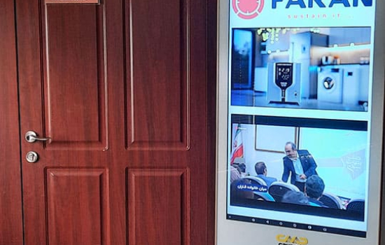 سلطه شرکت کاواک بر تعامل: چگونه غول های صنعتی چون فاران، پرچم نمایشگرهای استند لمسی را به دستان کاواک سپردند؟