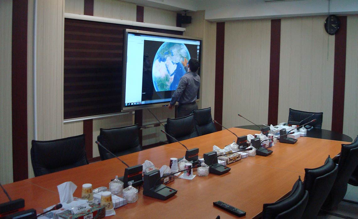 کامپیوتر لمسی 84 اینچی کاواک در اتاق جلسات واحد سیاسی - دفاعی دبیرخانه مجمع تشخیص مصلحت نظام