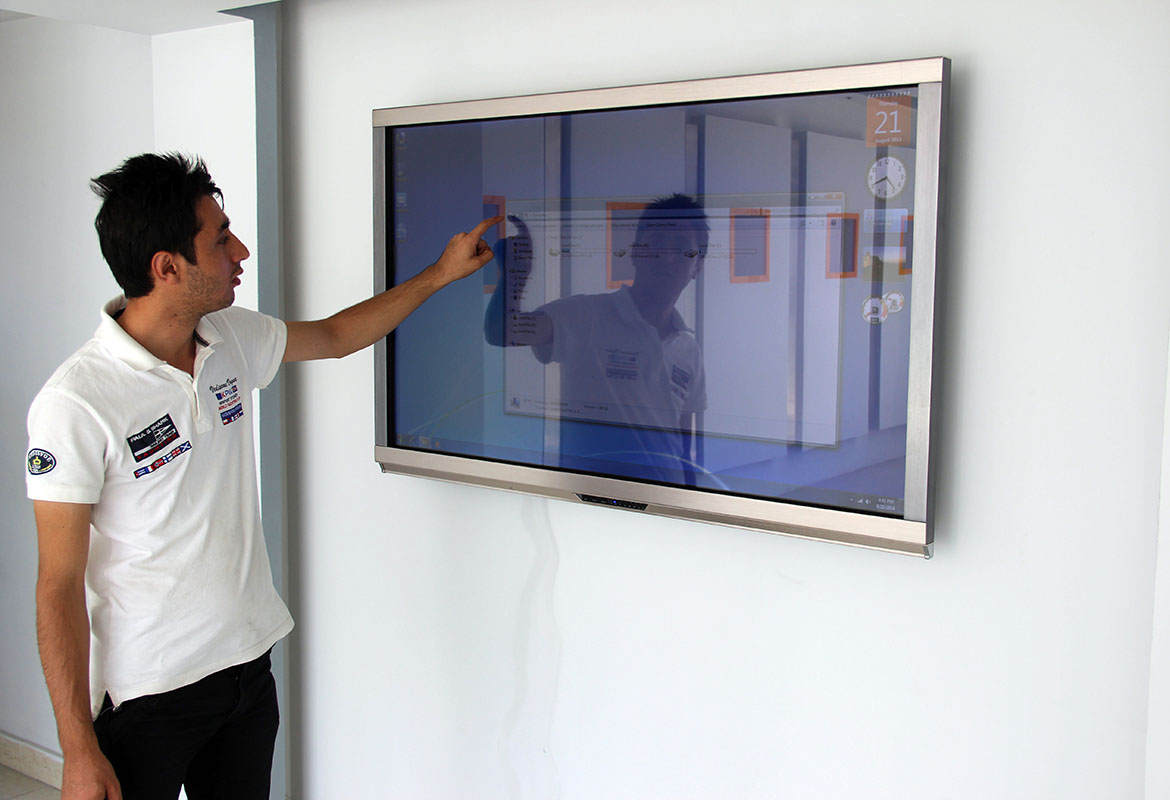 نمایشگر های لمسی 55 اینچی کاواک در نمایشگاه دائمی بنیاد ملی نخبگان